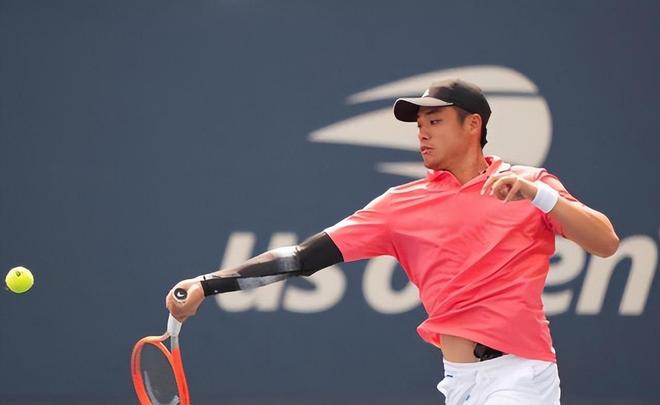 它提升了球 它提升了球